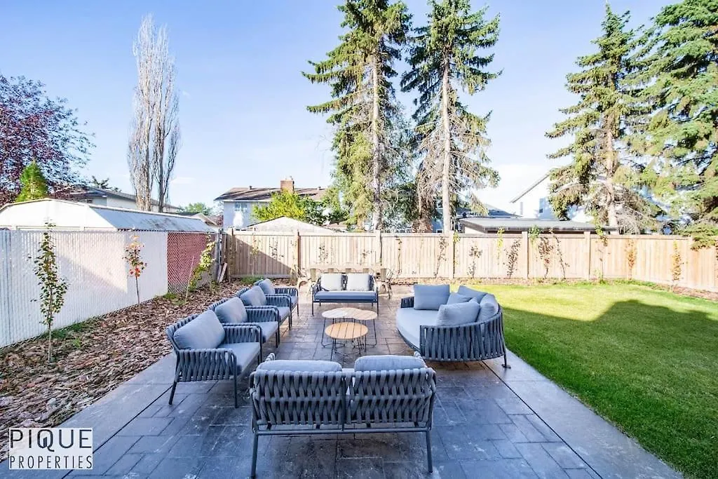 New Luxury Retreat-Hot Tub-King Beds-Sleeps 8-Ac Apartment Edmonton