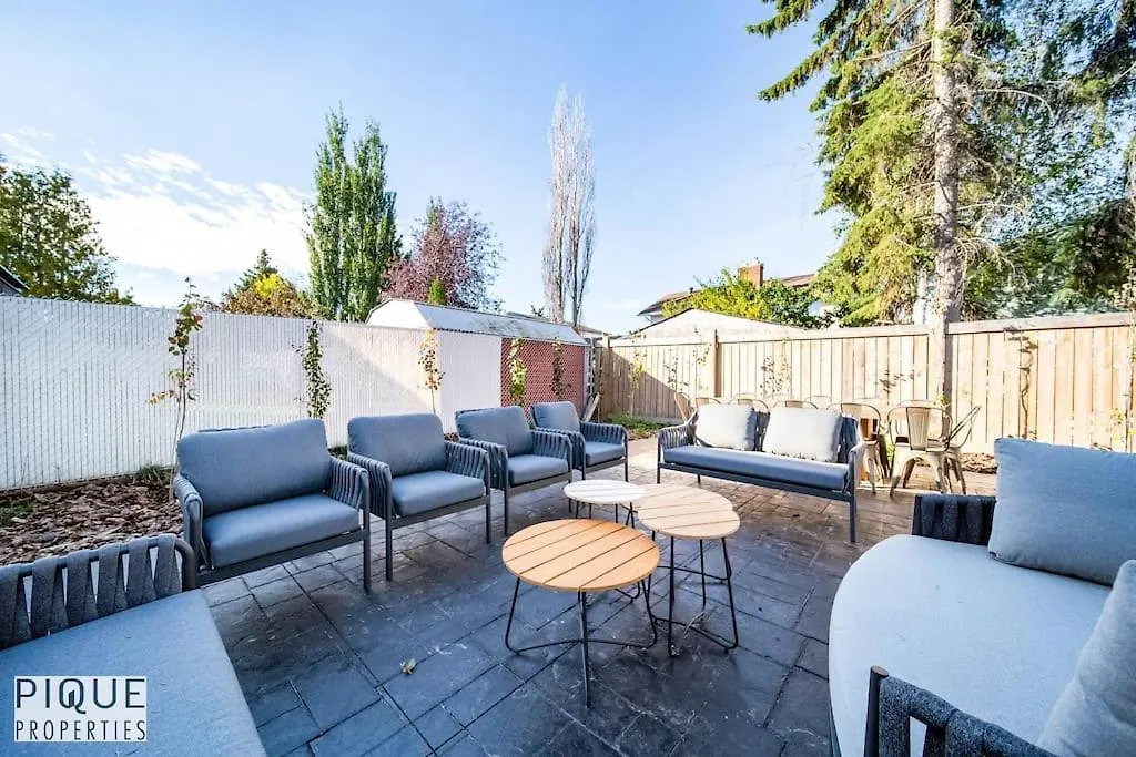 New Luxury Retreat-Hot Tub-King Beds-Sleeps 8-Ac Apartment Edmonton