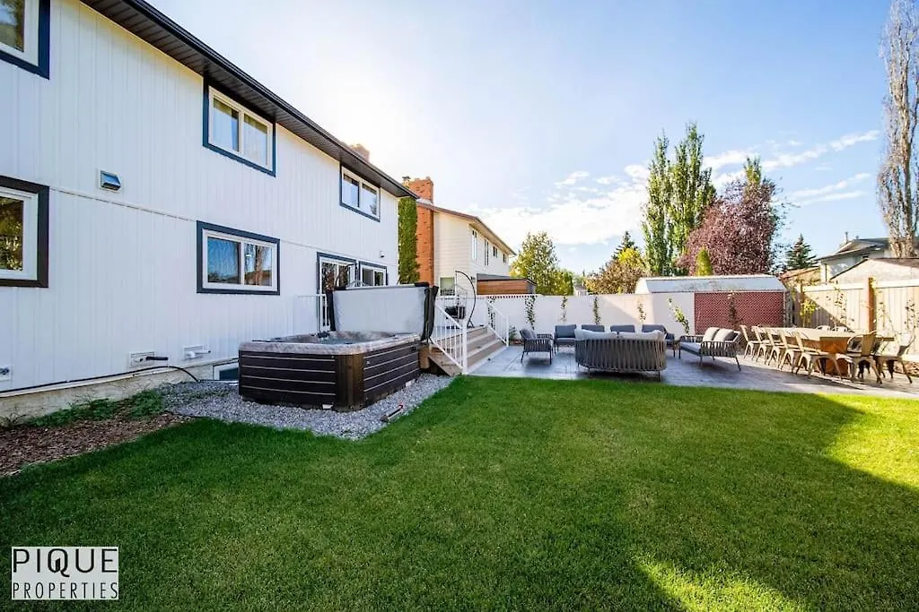 New Luxury Retreat-Hot Tub-King Beds-Sleeps 8-Ac Apartment Edmonton