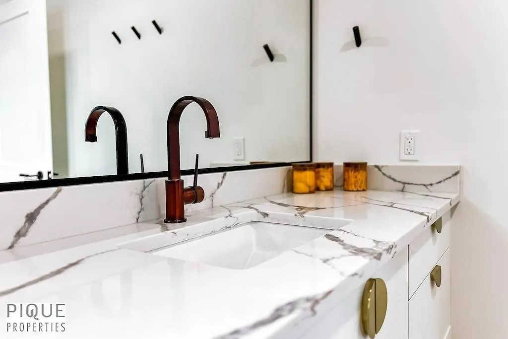 New Luxury Retreat-Hot Tub-King Beds-Sleeps 8-Ac Apartment Edmonton