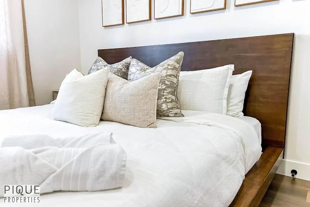 New Luxury Retreat-Hot Tub-King Beds-Sleeps 8-Ac Apartment Edmonton