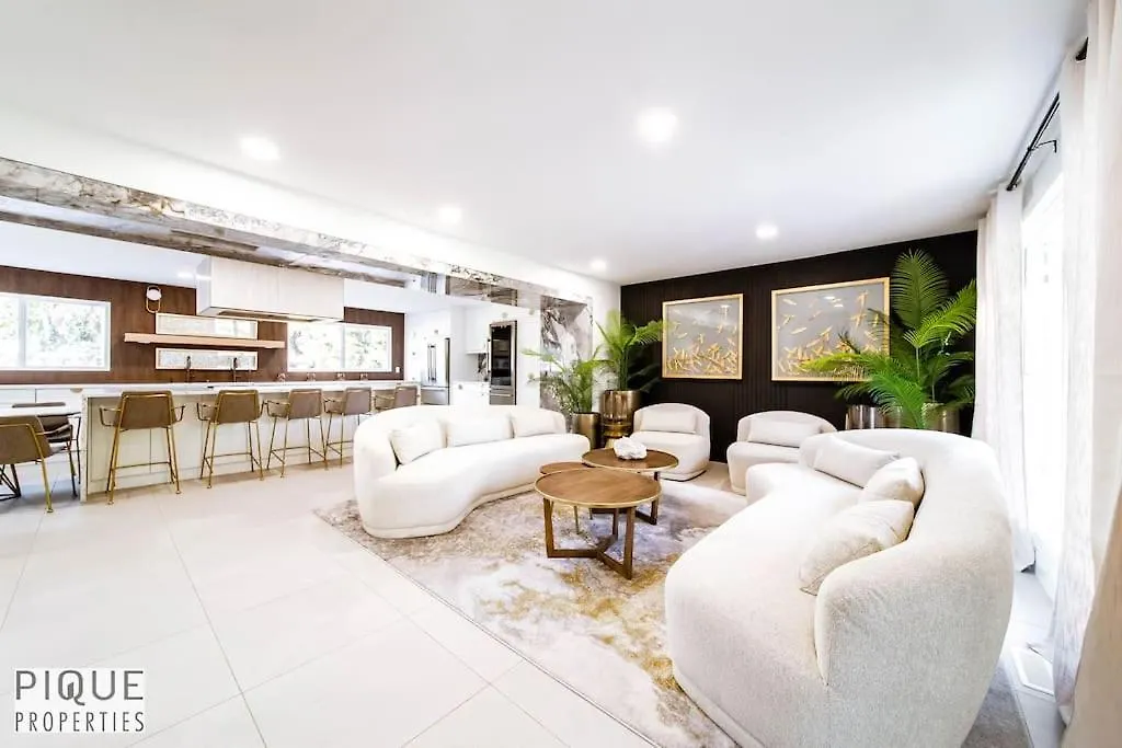 New Luxury Retreat-Hot Tub-King Beds-Sleeps 8-Ac Apartment Edmonton