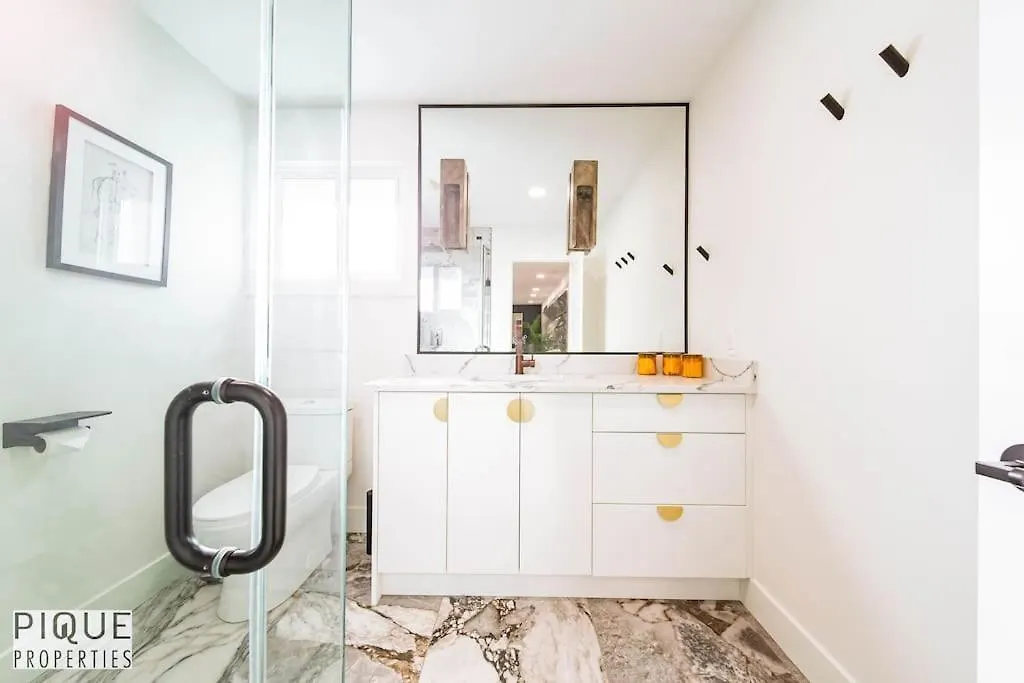 New Luxury Retreat-Hot Tub-King Beds-Sleeps 8-Ac Apartment Edmonton