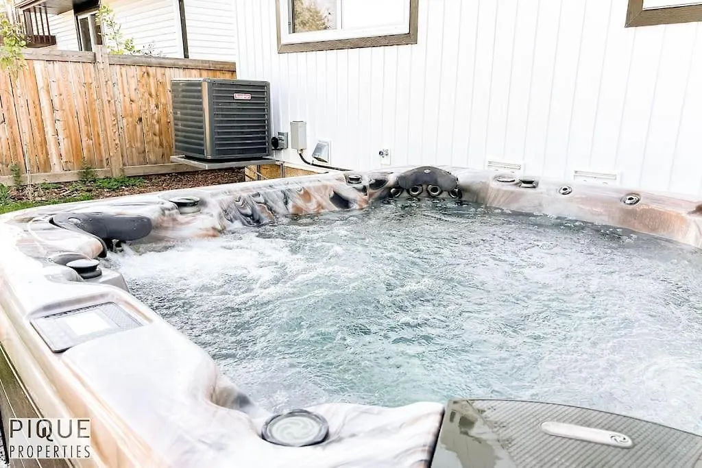 New Luxury Retreat-Hot Tub-King Beds-Sleeps 8-Ac Apartment Edmonton