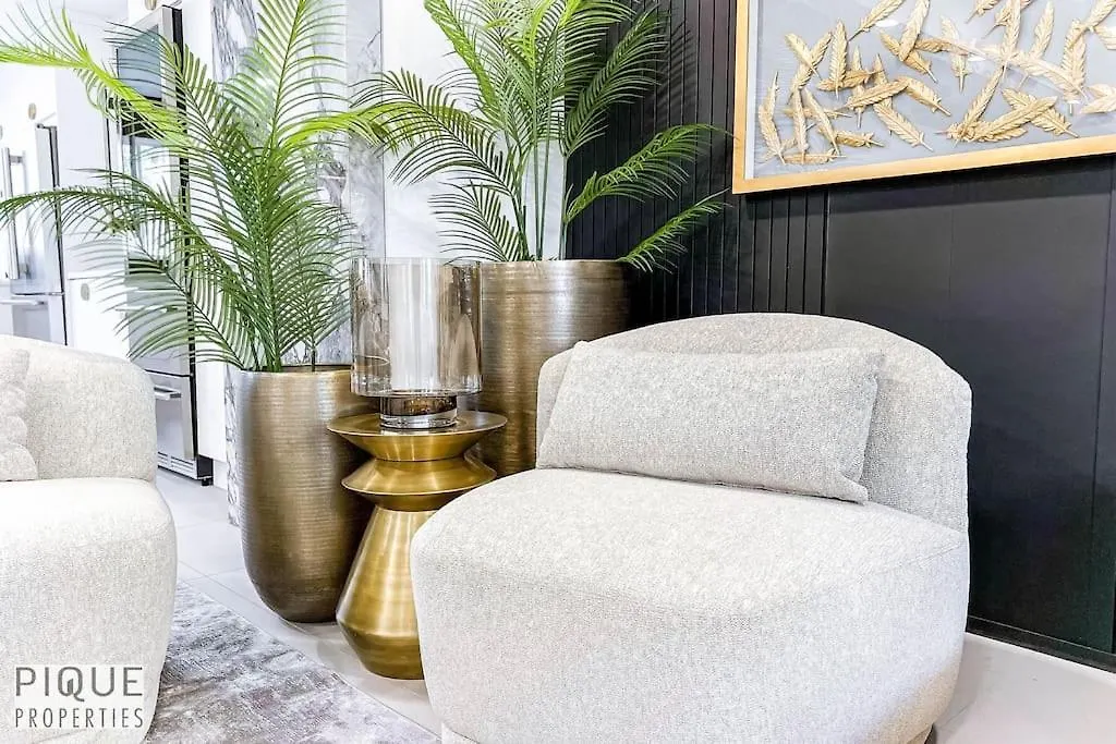 New Luxury Retreat-Hot Tub-King Beds-Sleeps 8-Ac Apartment Edmonton