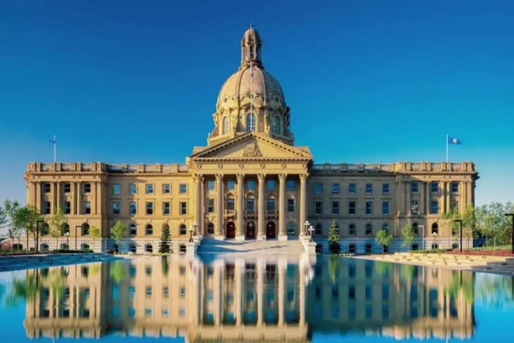 New Luxury Retreat-Hot Tub-King Beds-Sleeps 8-Ac Apartment Edmonton