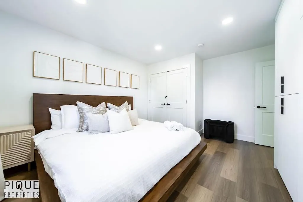 New Luxury Retreat-Hot Tub-King Beds-Sleeps 8-Ac Apartment Edmonton Canada
