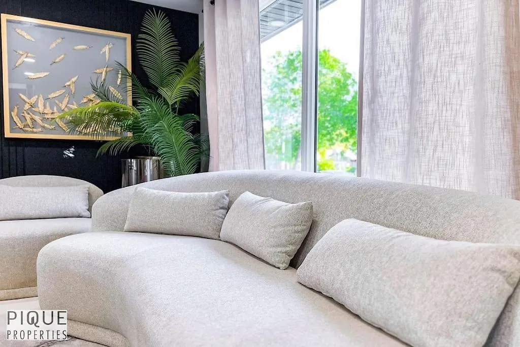 New Luxury Retreat-Hot Tub-King Beds-Sleeps 8-Ac Apartment Edmonton