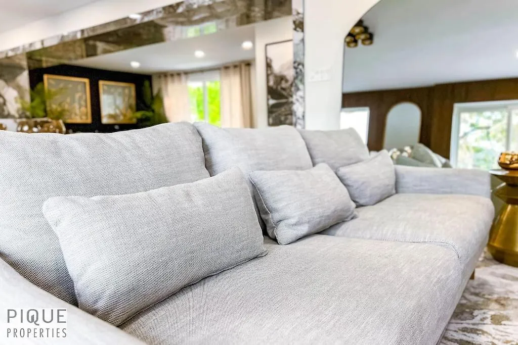 New Luxury Retreat-Hot Tub-King Beds-Sleeps 8-Ac Apartment Edmonton